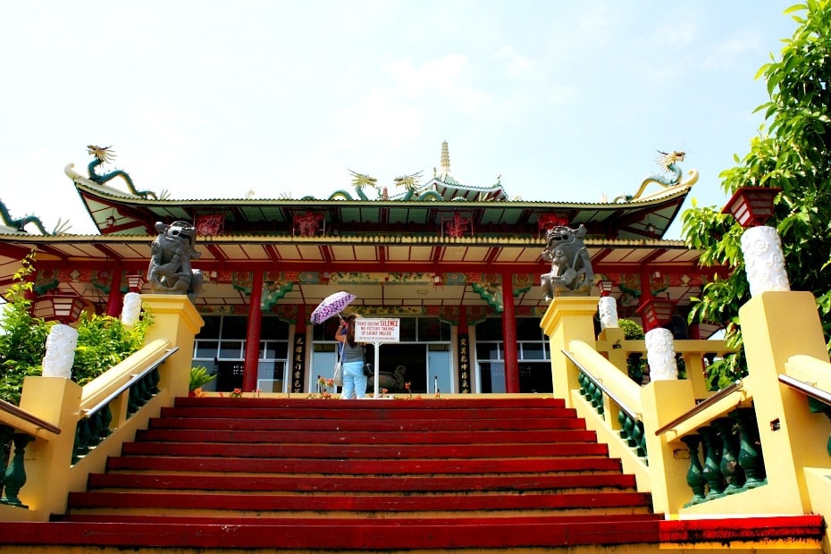 Pray at Taoist Temple