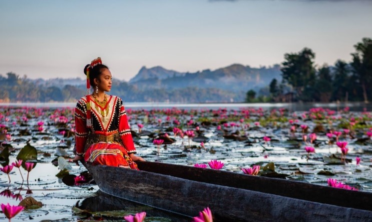 Ride a wooden canoe at Lake Sebu image 1