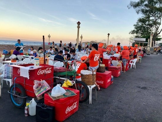 Try street food along Rizal Boulevard