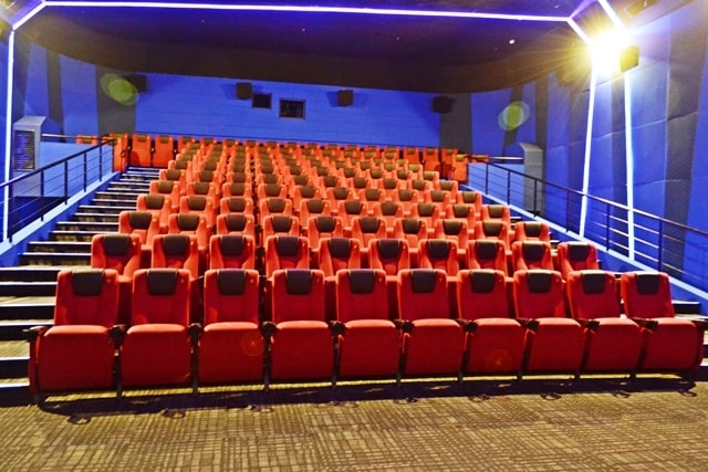 Watch movies at Commercenter