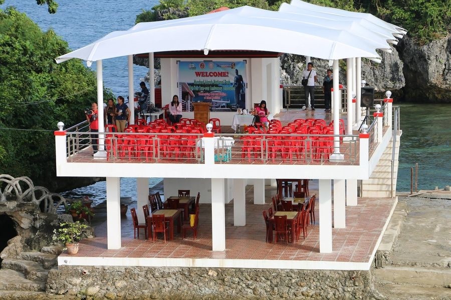 Set up a picnic at Quezon Island